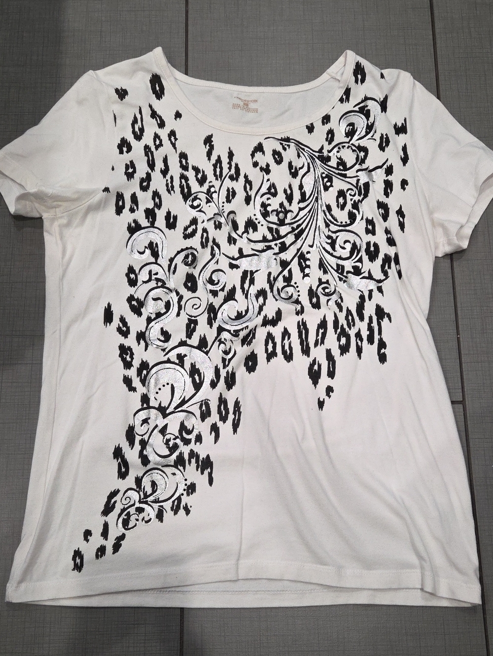Jones New York White Short-Sleeve Tee with Black Leopard & Swirl Motif Large